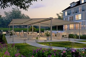 Markise drausen auf Terrasse in weiß von der Firma: LSS Lewens Sonnenschutz-Systeme GmbH & Co. KG.