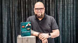 Ben Schulz mit seinem neuen Buch.