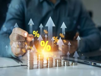 Geld das sich stapelt als Sinnbild für Investment.