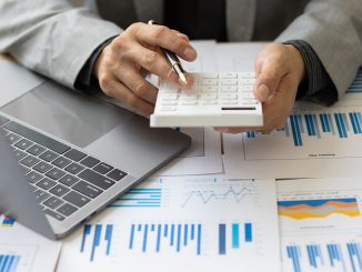 Sinnbild Taschenrechner und Rechnungen