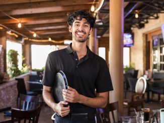 Minijobs erhalten: Kellner auf der Terrasse eines Restaurants