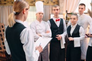 Küchen- und Servicepersonal bei einer Besprechung im Restaurant